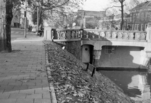 848364 Gezicht op de Willemsbrug over de Stadsbuitengracht te Utrecht, vanaf de Catharijnesingel.